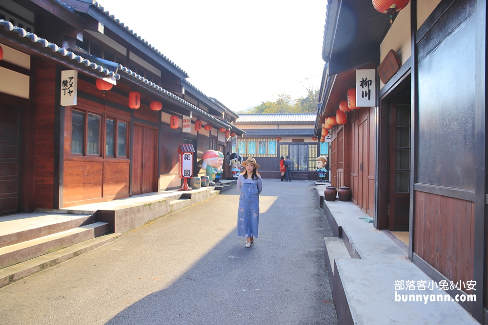 苗栗》免費景點！苗栗客家大院桃太郎村，赤鬼霸道、好拍日式街景、還有免費奉茶可以喝，IG必收藏