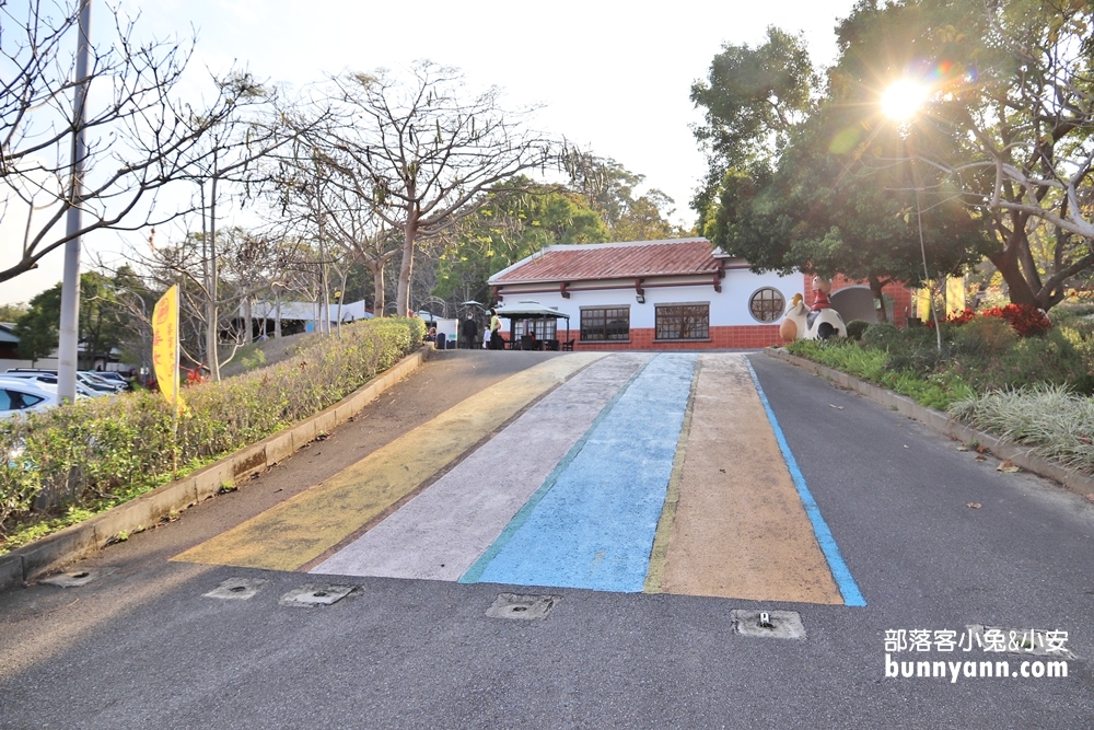 苗栗》免費景點！苗栗客家大院桃太郎村，赤鬼霸道、好拍日式街景、還有免費奉茶可以喝，IG必收藏