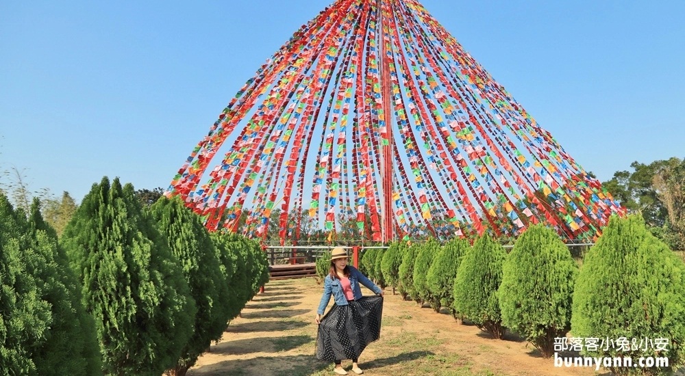 苗栗「台灣桑耶寺」五彩西藏風馬旗，美拍異國風情的建築。