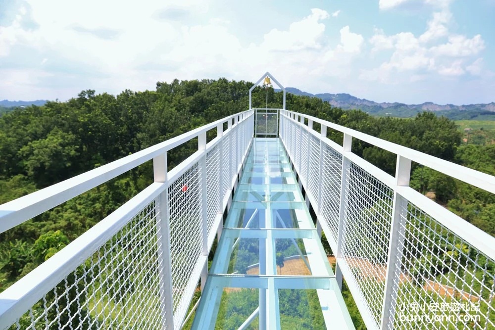 台南「魔法森林景觀咖啡小餐館」漂浮玻璃步道，抬頭看湛藍天空與美麗山嵐。 @小兔小安*旅遊札記