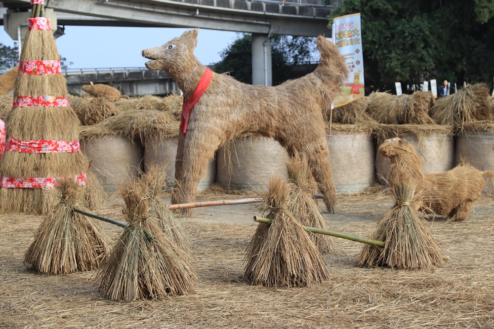 雲林》免費新景點！大埤稻草文化藝術季，全台最大稻草捲迷宮登場，600捆酥脆捲心酥療癒拍起來~