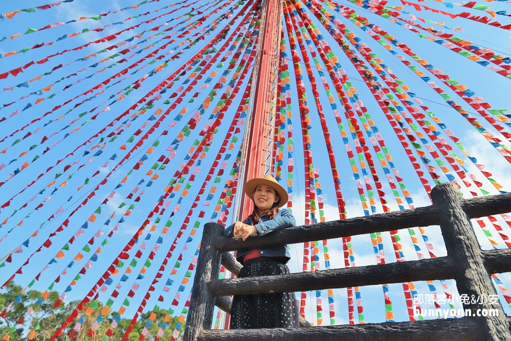 苗栗「台灣桑耶寺」五彩西藏風馬旗，美拍異國風情的建築。