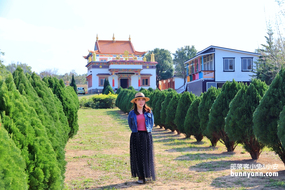 苗栗「台灣桑耶寺」五彩西藏風馬旗，美拍異國風情的建築。