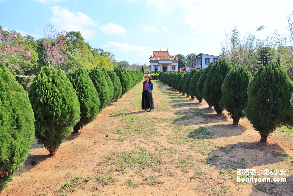 苗栗「台灣桑耶寺」五彩西藏風馬旗，美拍異國風情的建築。