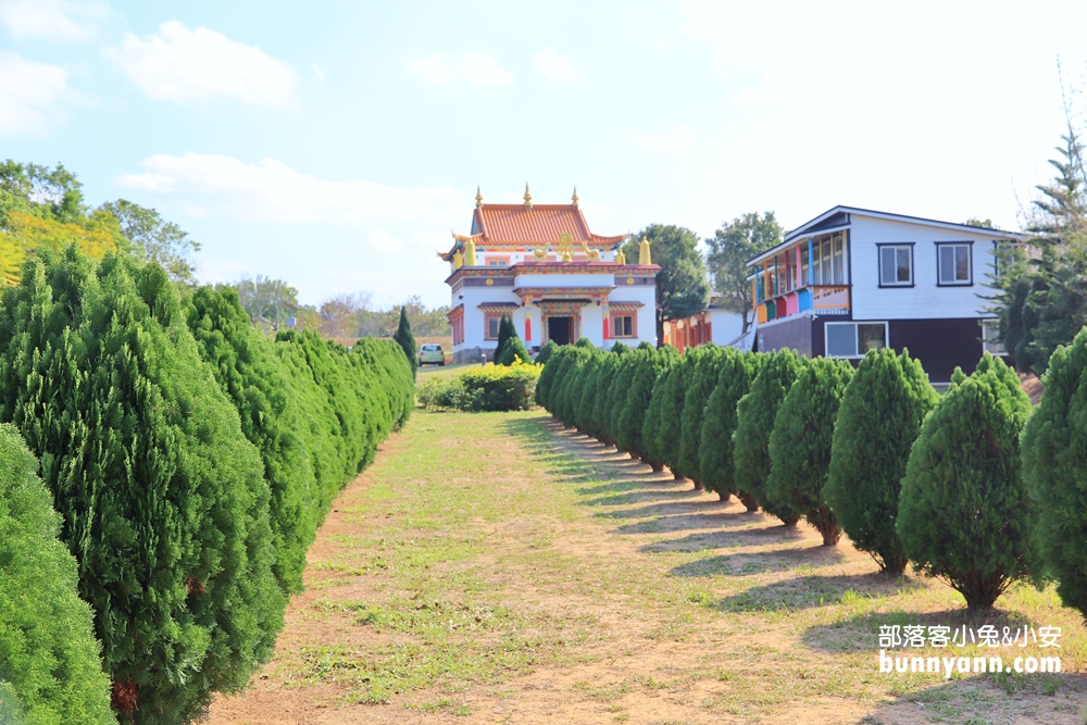 苗栗「台灣桑耶寺」五彩西藏風馬旗，美拍異國風情的建築。