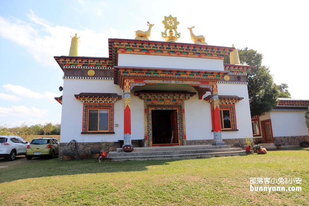 苗栗「台灣桑耶寺」五彩西藏風馬旗，美拍異國風情的建築。