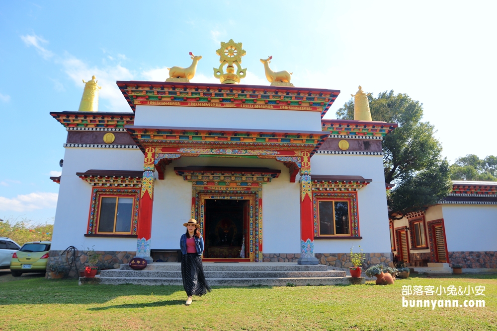 苗栗「台灣桑耶寺」五彩西藏風馬旗，美拍異國風情的建築。