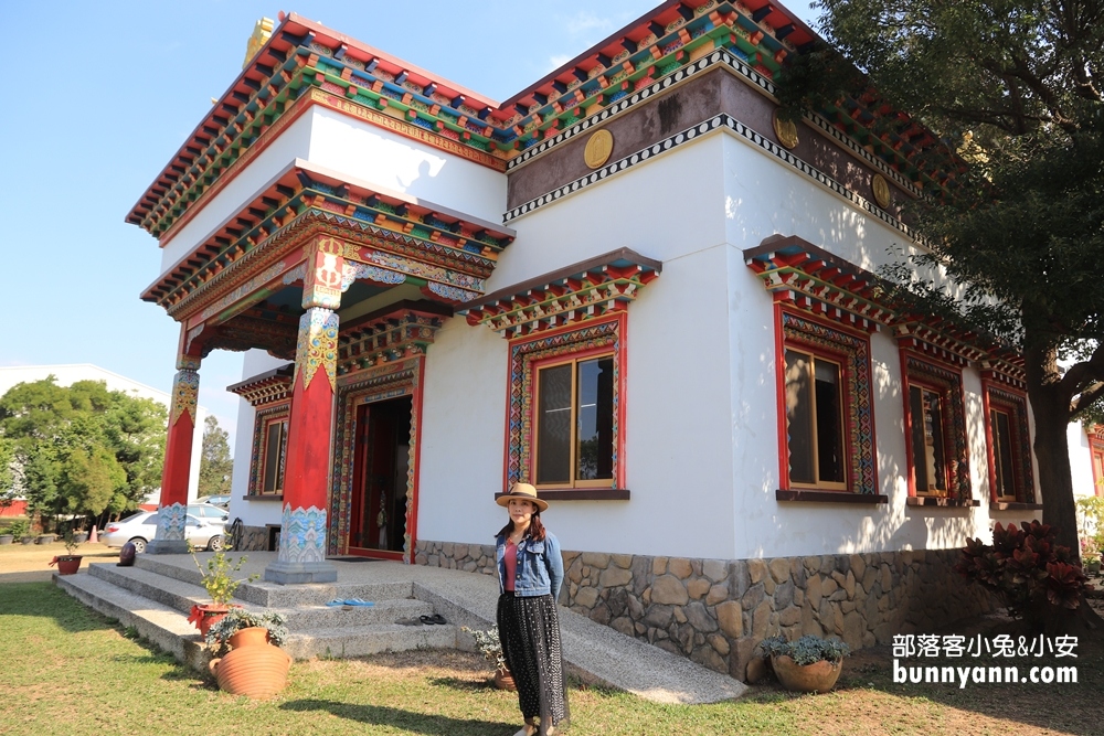 苗栗「台灣桑耶寺」五彩西藏風馬旗，美拍異國風情的建築。