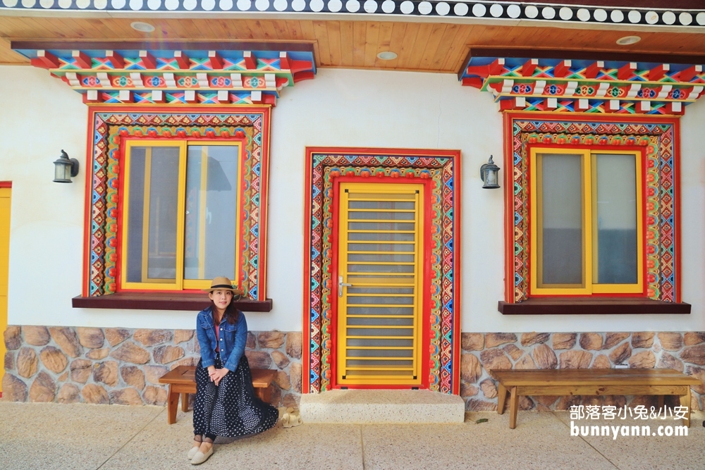 苗栗「台灣桑耶寺」五彩西藏風馬旗，美拍異國風情的建築。