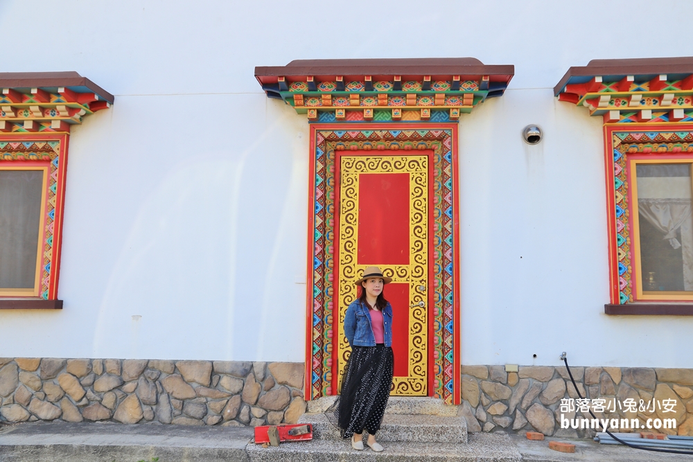 苗栗「台灣桑耶寺」五彩西藏風馬旗，美拍異國風情的建築。