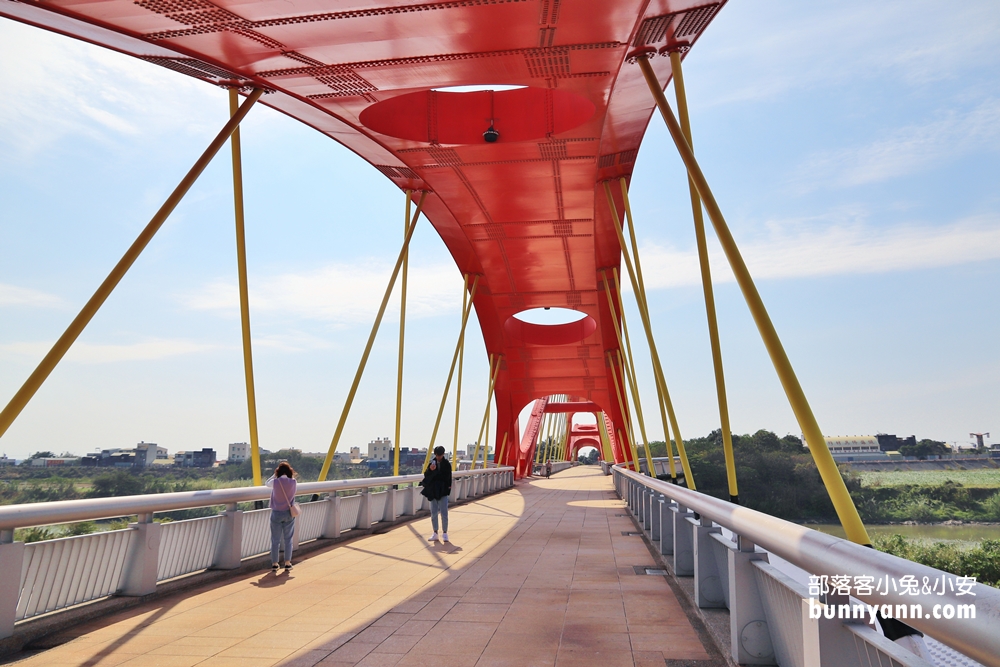 雲林》IG必收！北港女兒橋，充滿設計感天空之橋，眺望田野風光，河岸散步吹吹風