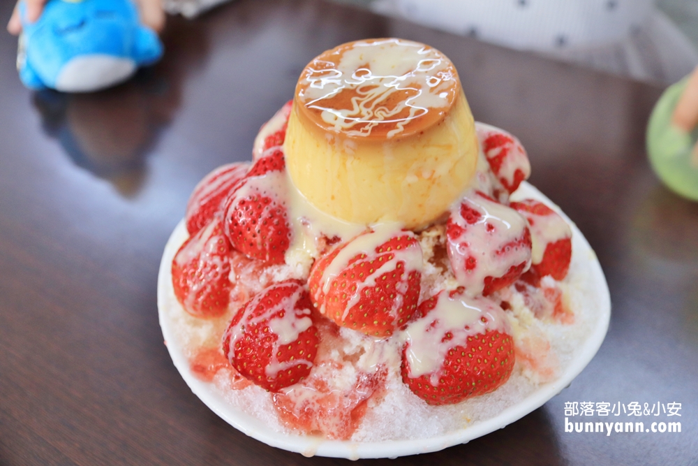 國華街金八寶圓仔冰，美味草莓煉乳布丁冰