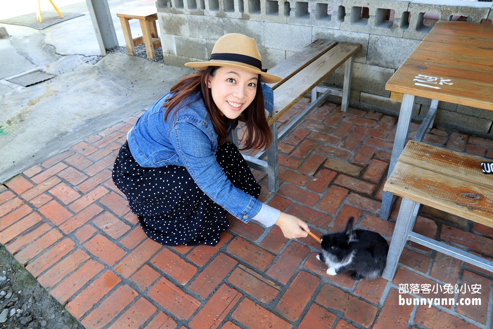 內埔景點｜蕭家大院餵兔子