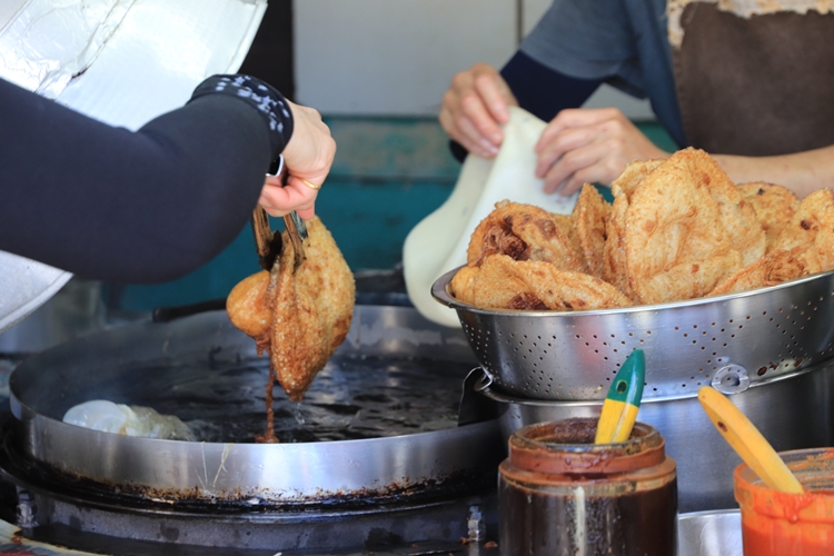 花蓮排隊美食》黃車炸彈蔥油餅，內外都酥軟的炸蔥油餅