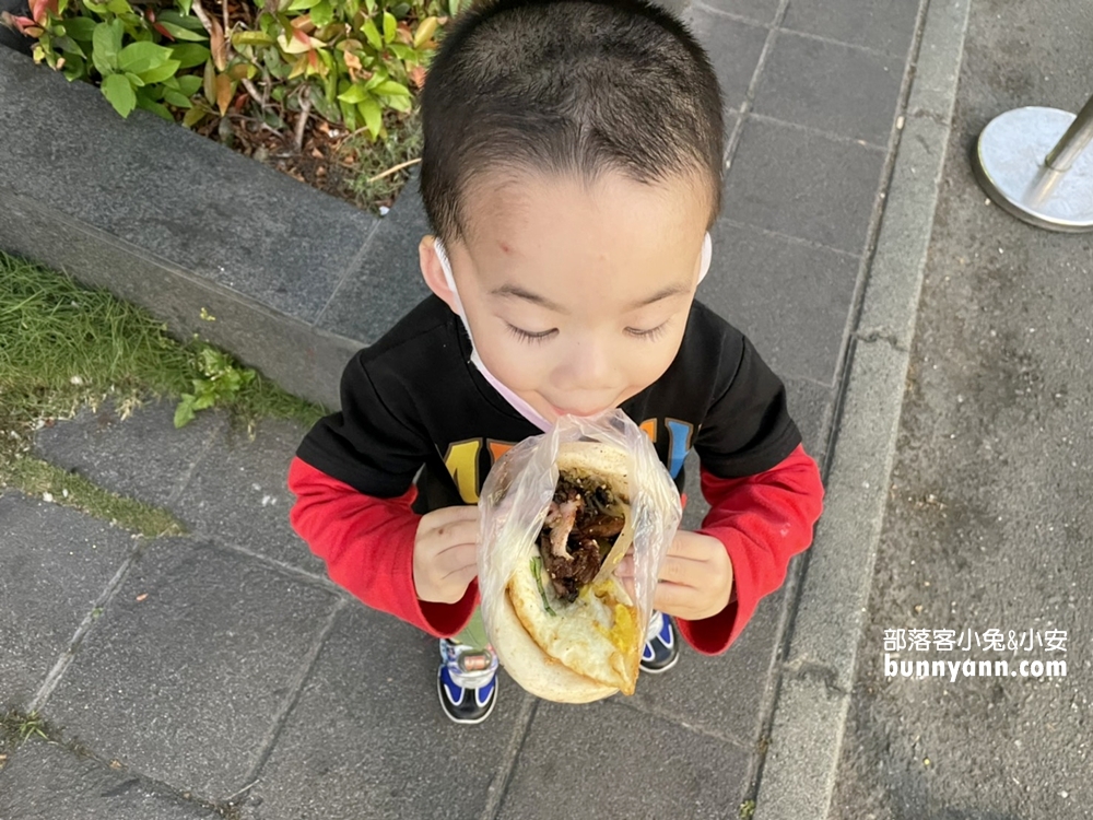 台東觀光夜市，正氣路夜市美食攻略，阿鋐炸雞、烤肉刈包、蚵仔煎吃到爽