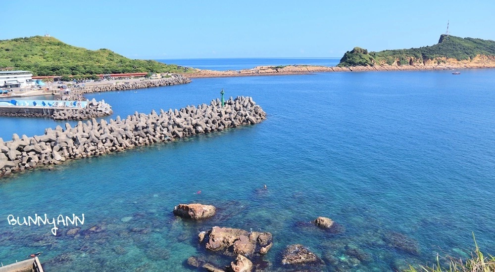 【駱駝峰】新北野柳維納斯海岸，十分鐘攻頂看海灣與湛藍九孔池 @小兔小安*旅遊札記