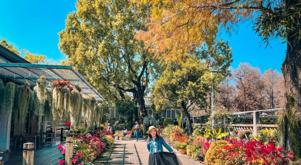 網站近期文章：彰化【菁芳園】美麗登場，夢幻繽紛花牆，玻璃小屋隨你拍照