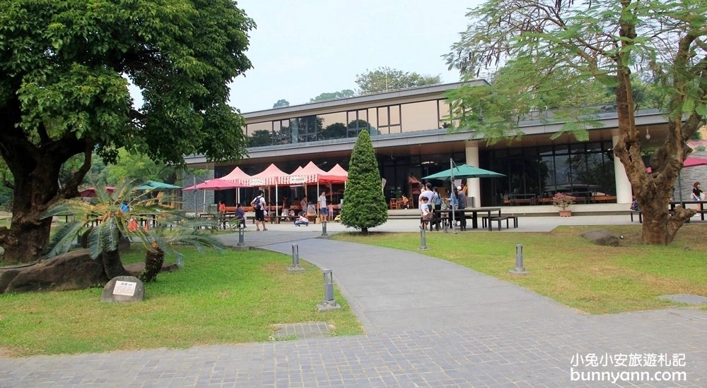 高雄景點》華一休閒農場，餵羊羊吃牧草、吃羊奶冰、草地放風郊遊趣