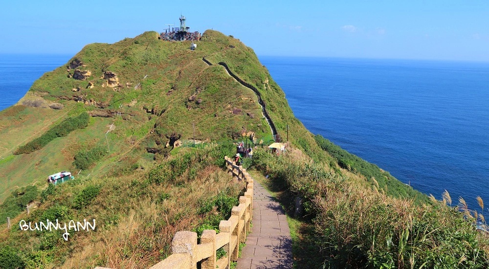 新北景點》鼻頭角步道，山谷裡的迷彩營區，欣賞鼻頭角海岸無敵海景