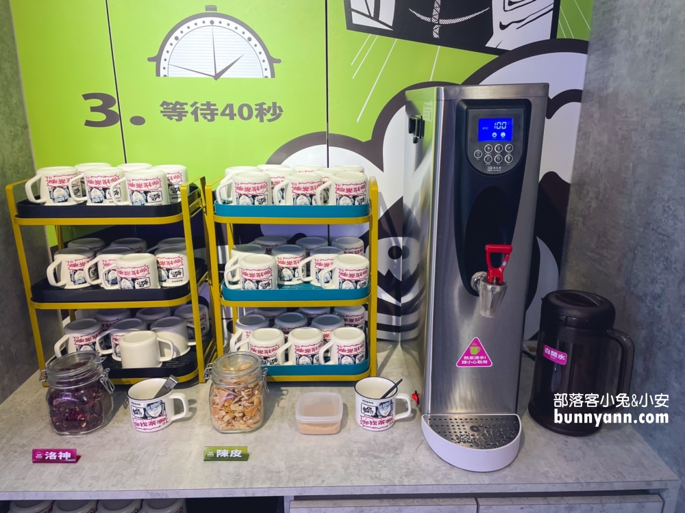 築間酸菜魚(基隆北寧店)，店內菜單、菜色、裝潢設計整個年輕風。