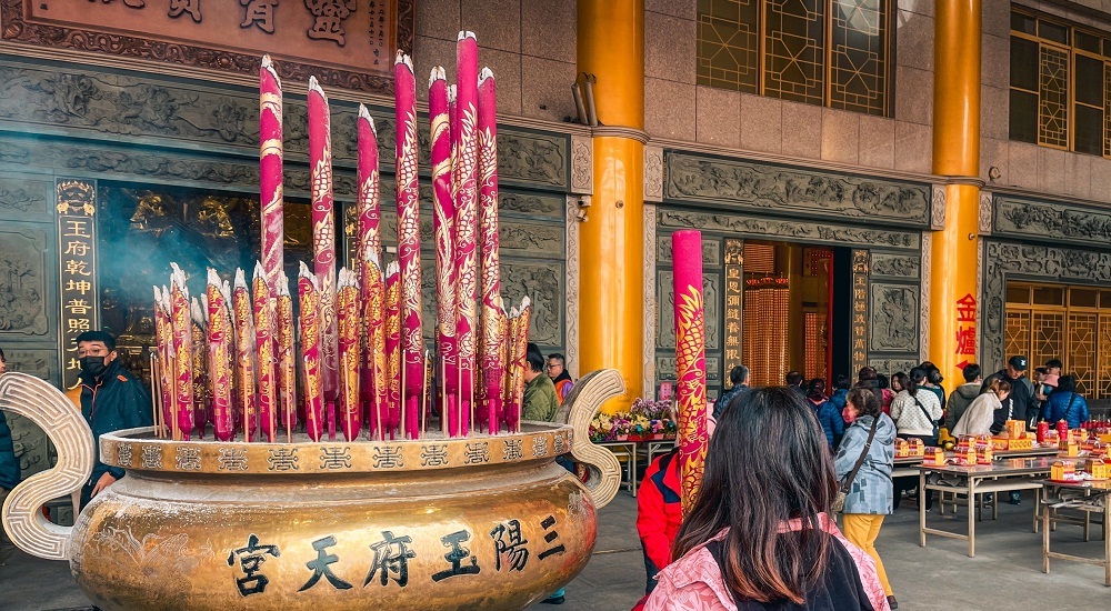 龍井景點》三陽玉府天宮 (龍井天公廟)，巨無霸香一支可燃好幾天。