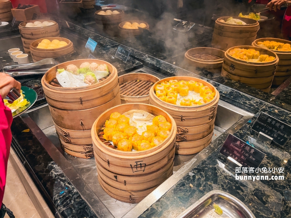 台北推薦「圓山大飯店松鶴廳」物超所值自助餐，清蒸三點蟹超好吃。