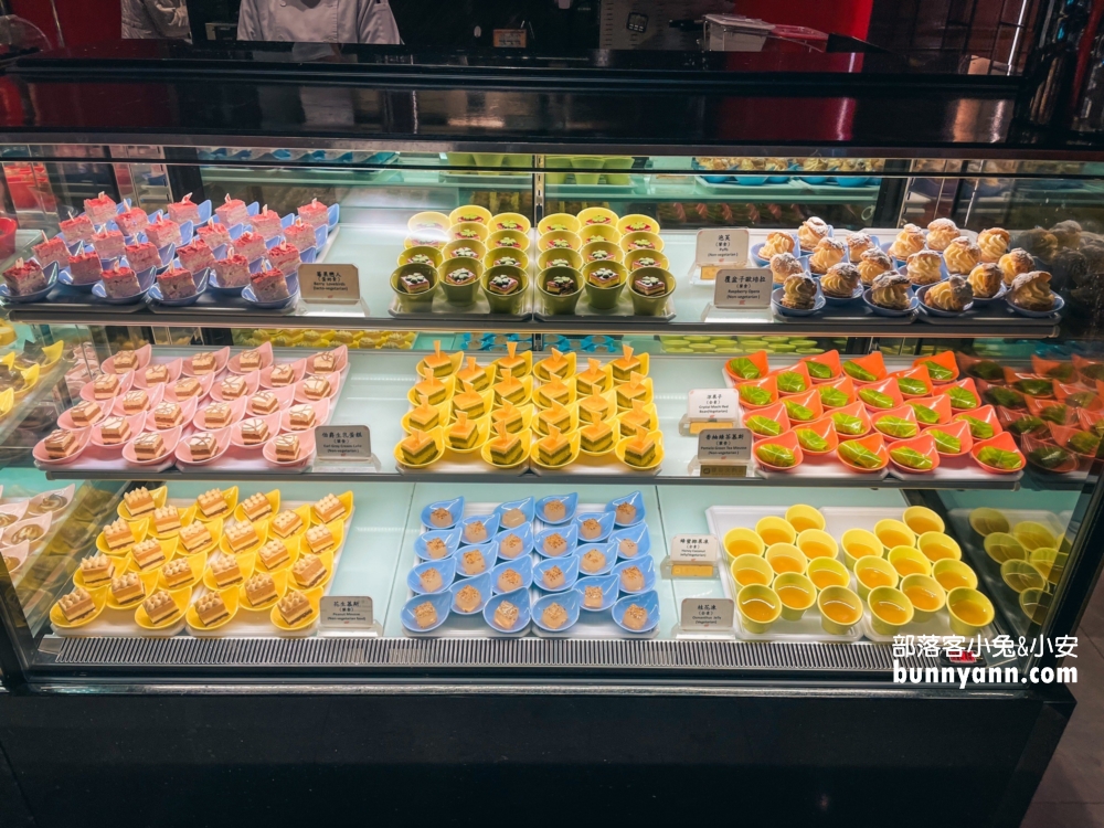 台北推薦「圓山大飯店松鶴廳」物超所值自助餐，清蒸三點蟹超好吃。