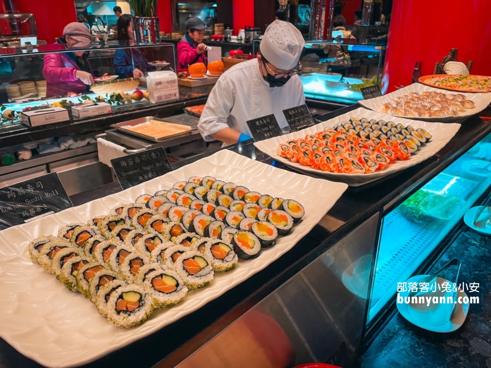 台北推薦「圓山大飯店松鶴廳」物超所值自助餐，清蒸三點蟹超好吃。