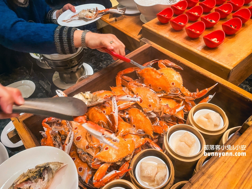 台北推薦「圓山大飯店松鶴廳」物超所值自助餐，清蒸三點蟹超好吃。