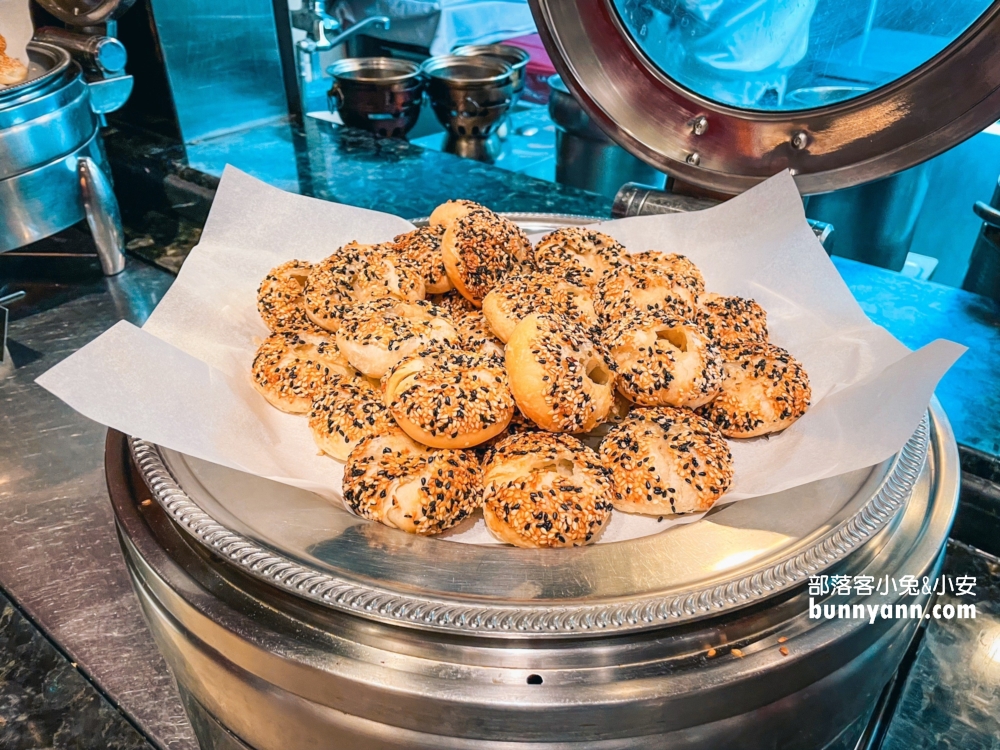 台北推薦「圓山大飯店松鶴廳」物超所值自助餐，清蒸三點蟹超好吃。