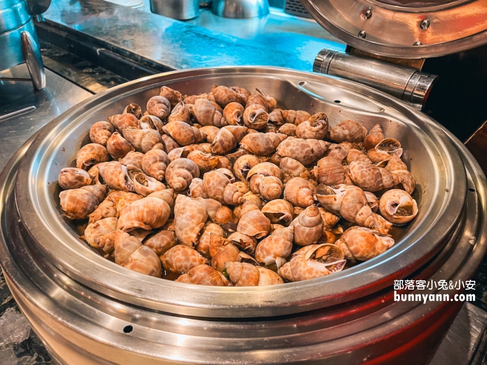 台北推薦「圓山大飯店松鶴廳」物超所值自助餐，清蒸三點蟹超好吃。