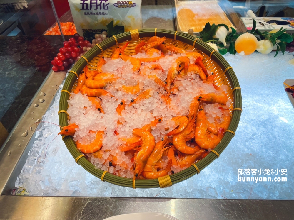 台北推薦「圓山大飯店松鶴廳」物超所值自助餐，清蒸三點蟹超好吃。