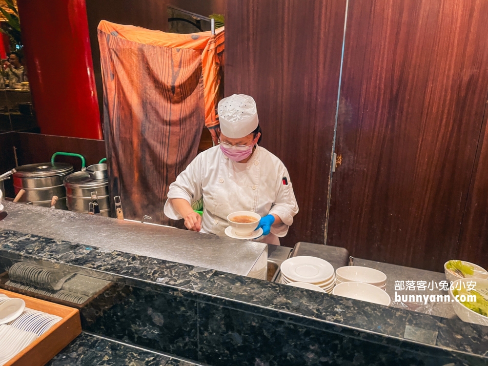 台北推薦「圓山大飯店松鶴廳」物超所值自助餐，清蒸三點蟹超好吃。