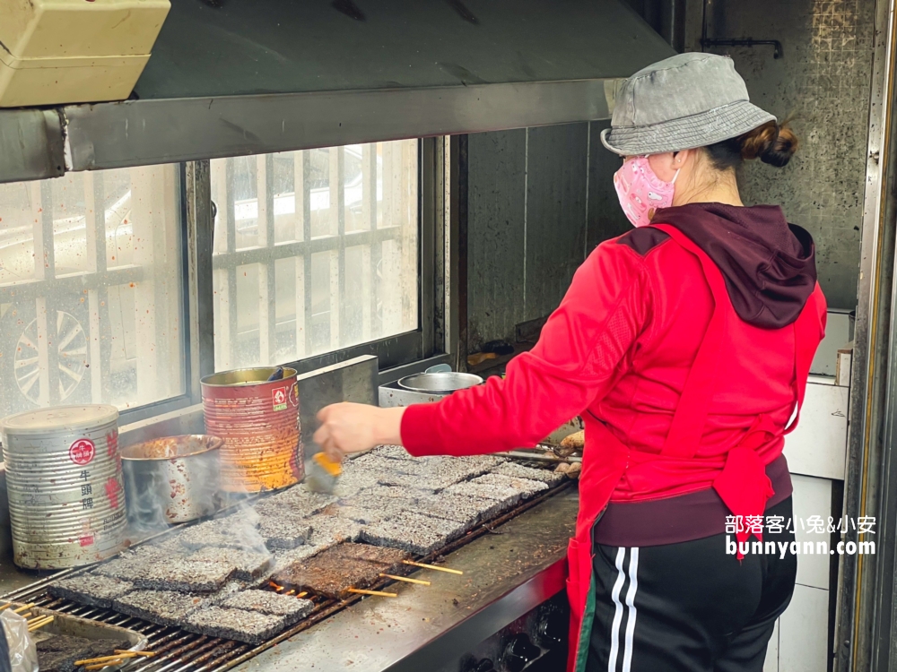 龍井美食》寶賢鴨血，一開門就排隊的鴨米血，烤肉要等好久。