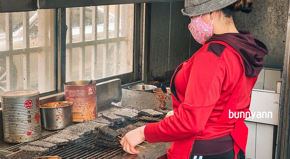 龍井美食》寶賢鴨血，一開門就排隊的鴨米血，烤肉要等好久。