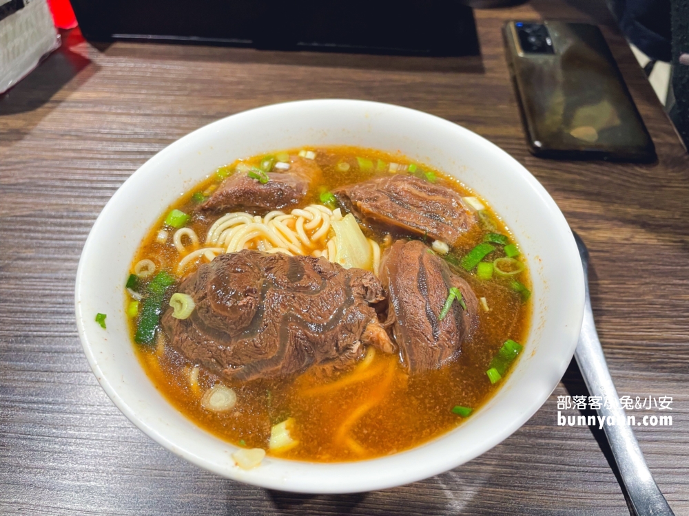 大安區美食》小公園牛肉麵，將近半個手掌大的牛肉塊有夠好吃。