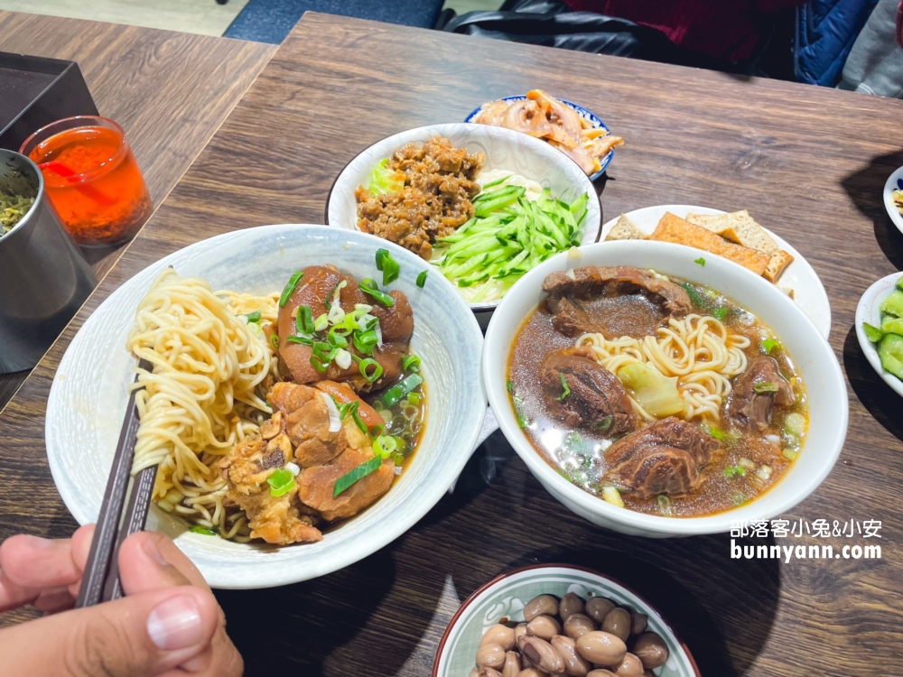 大安區美食》小公園牛肉麵，將近半個手掌大的牛肉塊有夠好吃。