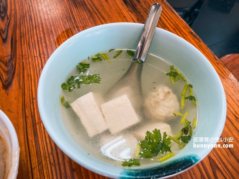 水里美食「謝家肉圓」自製的白醬搭Ｑ嫩肉圓真好吃。