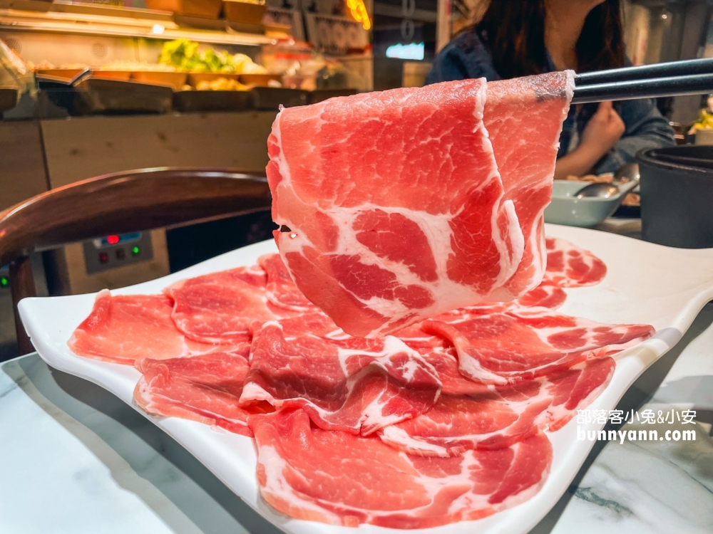 肉多多火鍋 台北西門店，最低349元起享受40多種的自助吧吃到飽，連續三年網路聲量與好感度第一名。