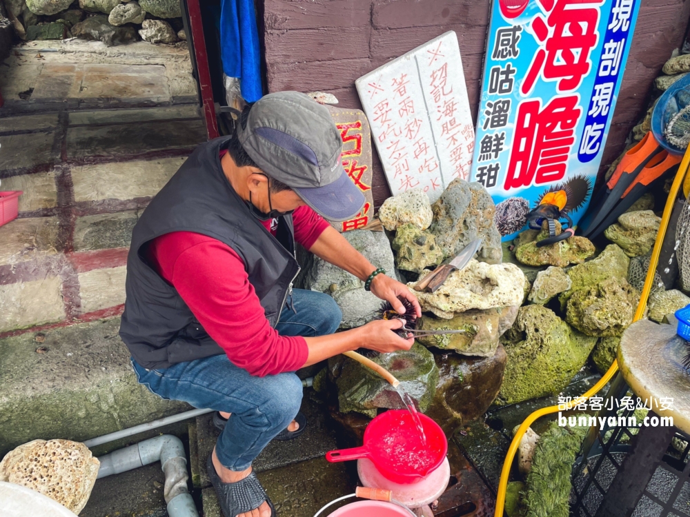 龜吼漁港美食「馬糞海膽現剖」吃一次回憶就好。