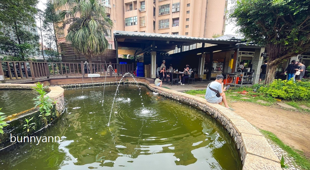 玉里橋頭臭豆腐大觀店，花蓮排隊臭豆腐桃園分店，環境、停車、價格一次打包。