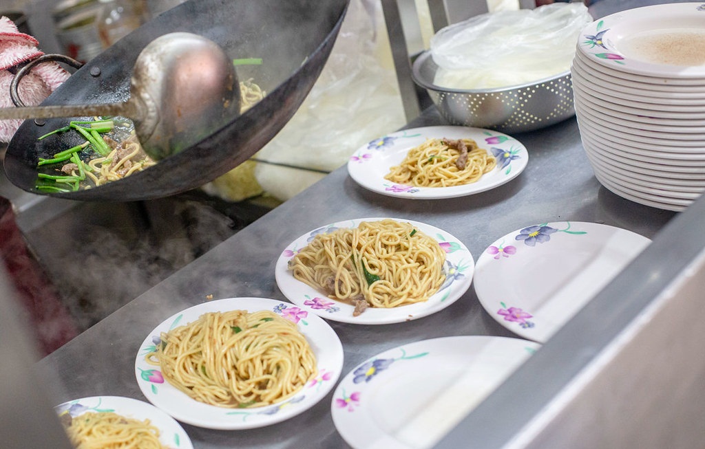 民生社區「蕭家牛雜湯」30年排隊老店，牛肉炒麵、牛雜湯好喝來一套。