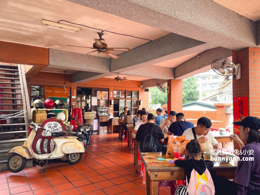 三峽美食「厚道飲食店」大口吃排骨，炸雞腿又厚又酥嫩無比。