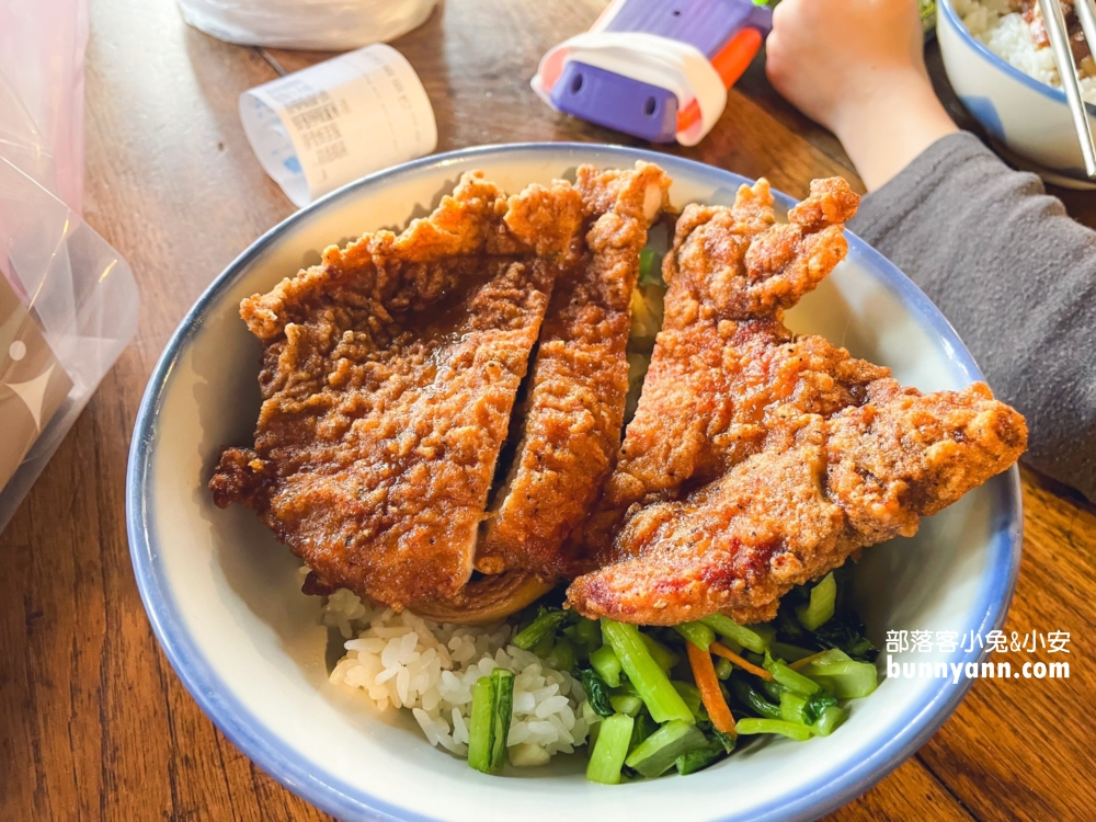 三峽美食「厚道飲食店」大口吃排骨，炸雞腿又厚又酥嫩無比。