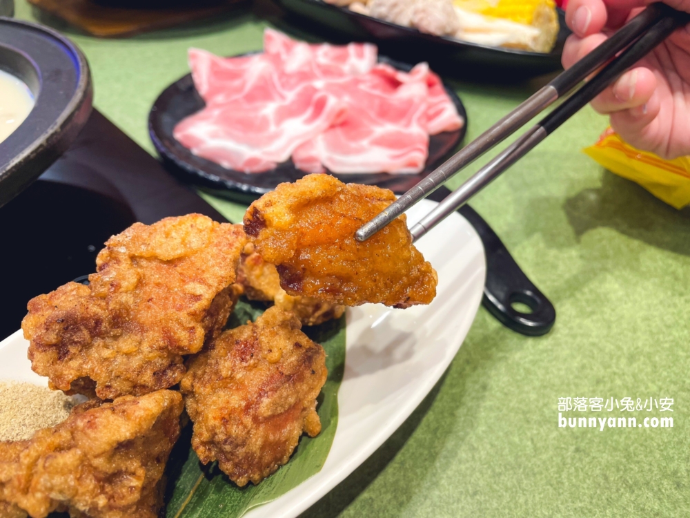 三重火鍋「狂一鍋」網路票選十大必吃新台式火鍋第一名，功夫排骨酥鍋夠銷魂。