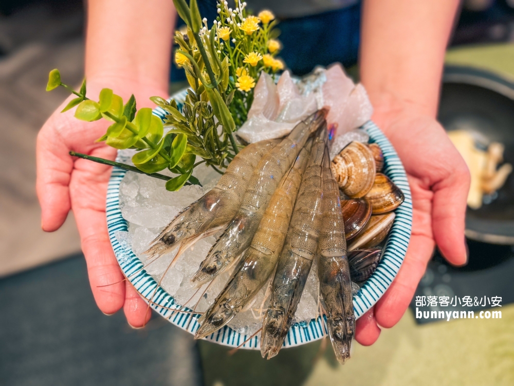 三重火鍋「狂一鍋」網路票選十大必吃新台式火鍋第一名，功夫排骨酥鍋夠銷魂。