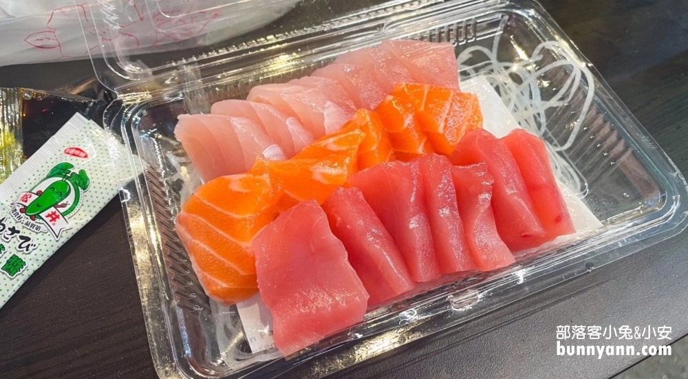 【丸南生魚片】在台中魚市場內一片十元生魚片也太嗨了。 @小兔小安*旅遊札記