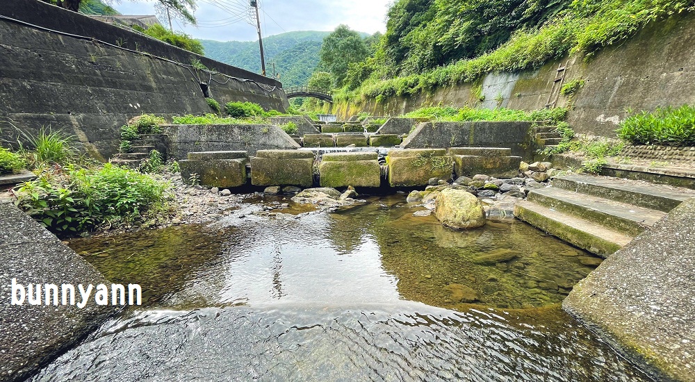 階梯玩水秘境！侯硐金字碑古道戲水消暑好地方