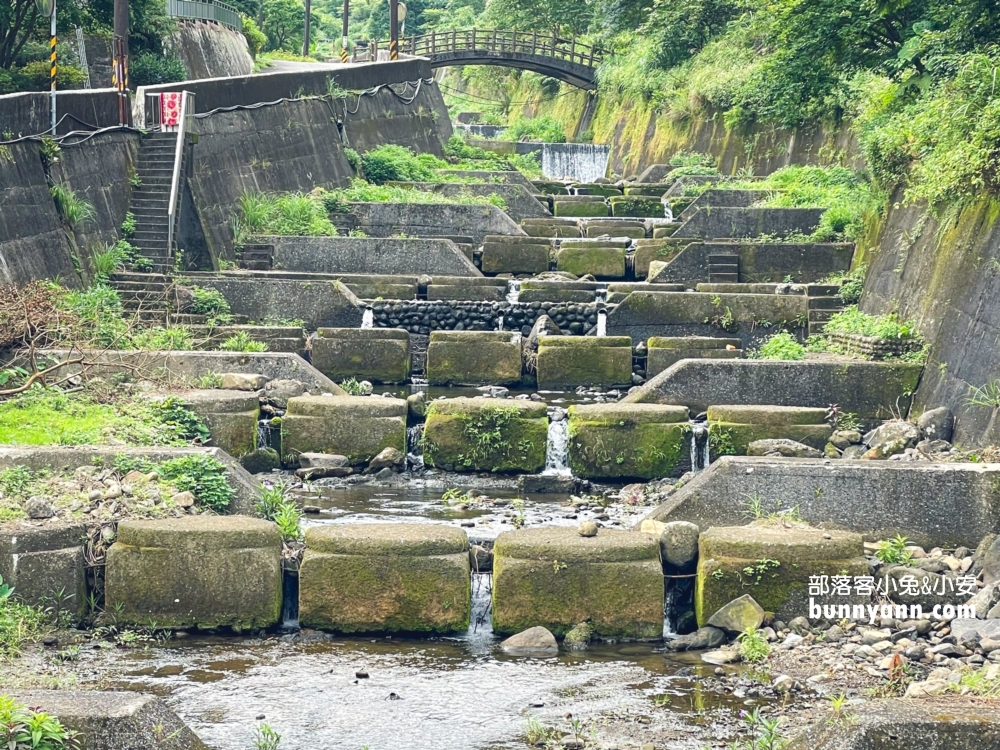 階梯玩水秘境！侯硐金字碑古道戲水消暑好地方