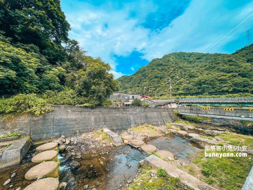 階梯玩水秘境！侯硐金字碑古道戲水消暑好地方